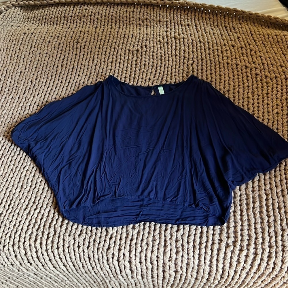 Cute navy flowy crop top, women’s sz M